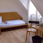 Robert-schuman-haus 호텔 2*